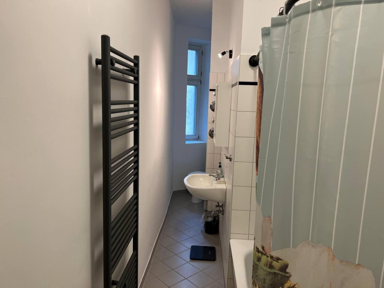 Stylish 2-Room Apartment With Balcony Next To East Side Gallery ベルリン エクステリア 写真