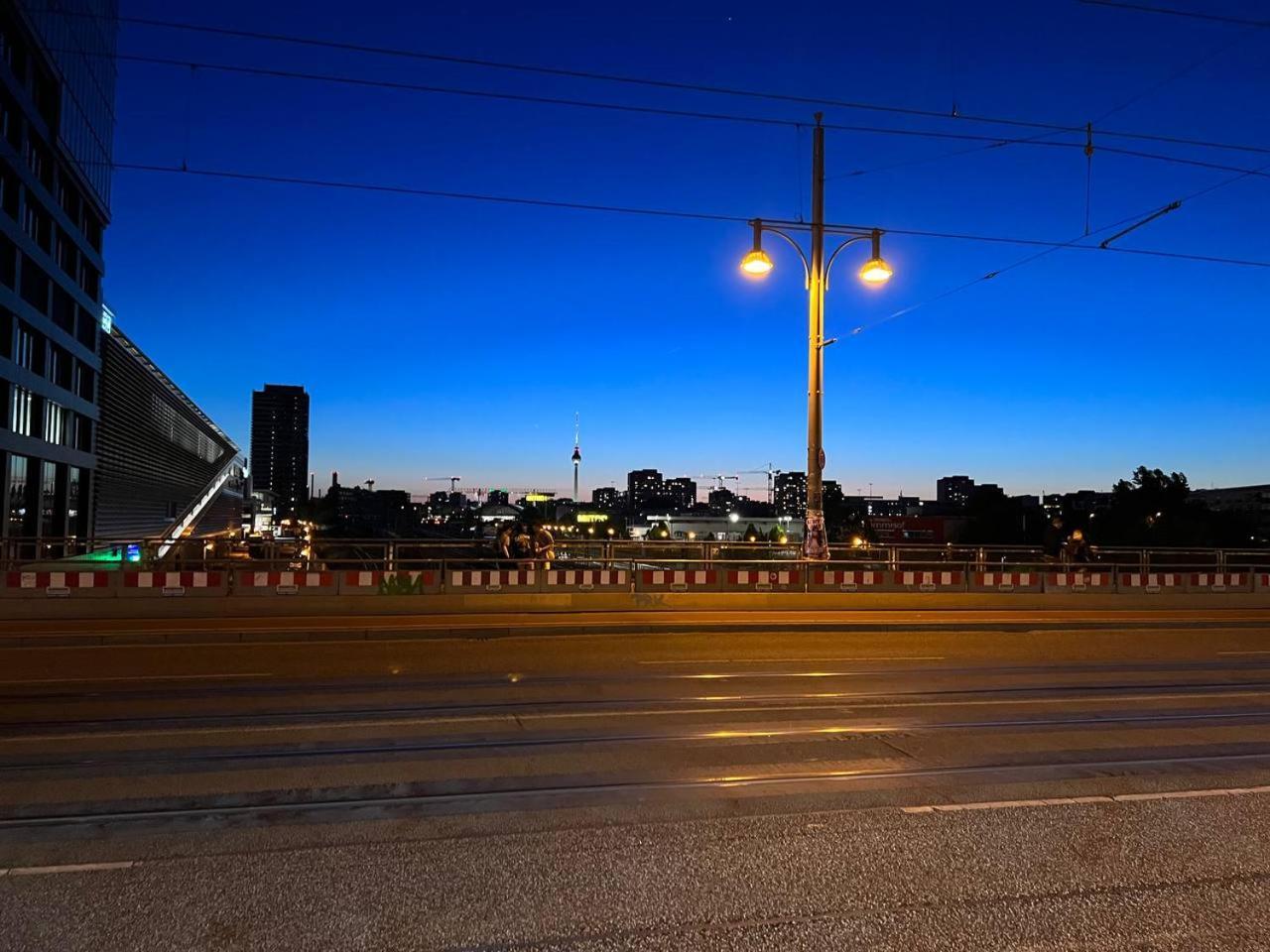 Stylish 2-Room Apartment With Balcony Next To East Side Gallery ベルリン エクステリア 写真